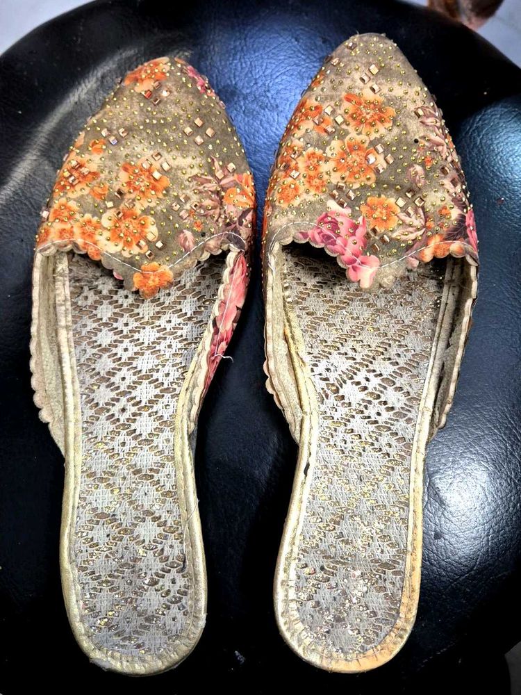 Floral Embellished Juttis