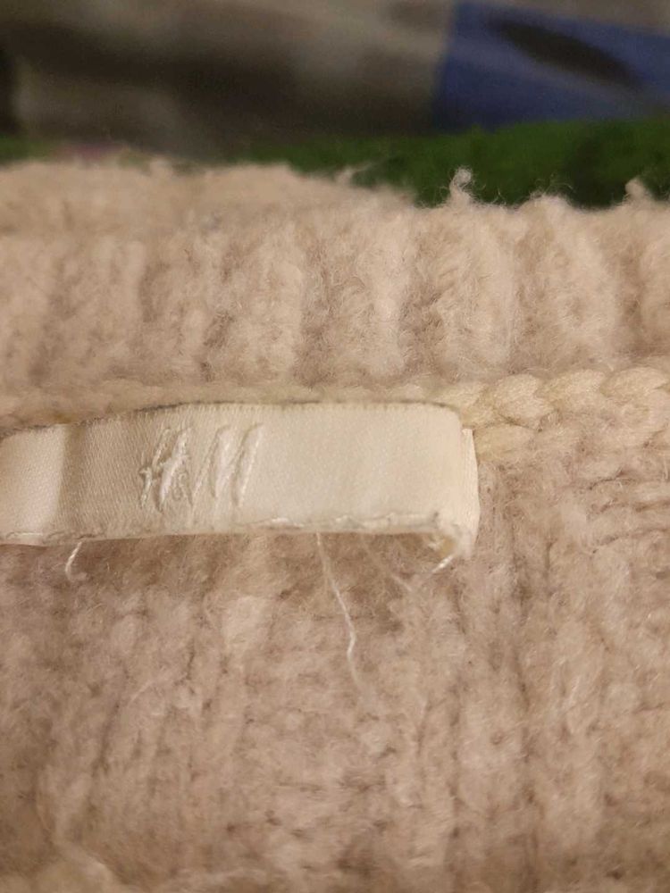 H&amp;M Off White/Cream Loose Fit Cuddly Crop Sweate