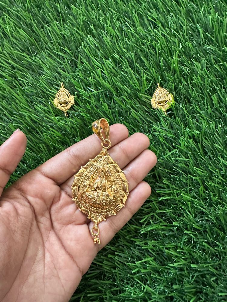 Exquisite Gold Toned Pendant with Earrings