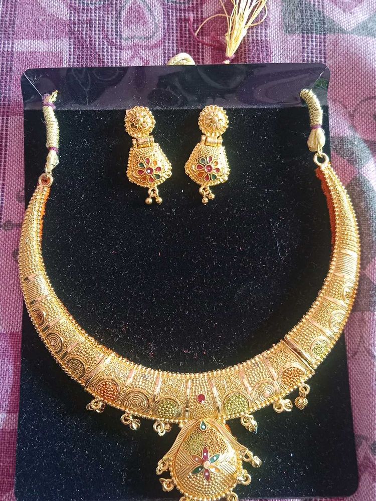 Elegant Gold Necklace and Earrings Set
