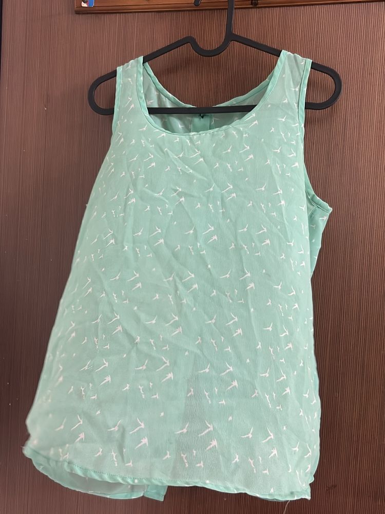 Pretty Sleeveless Top With Buttons At Back