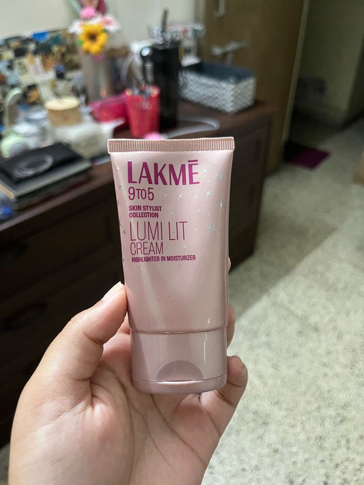 Lakme 9 to 5 Lumi Lit Cream- Silver
