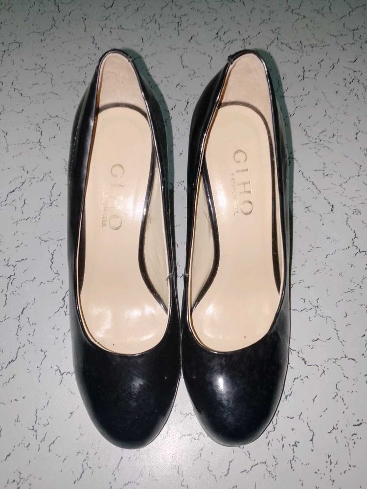 heels black colour