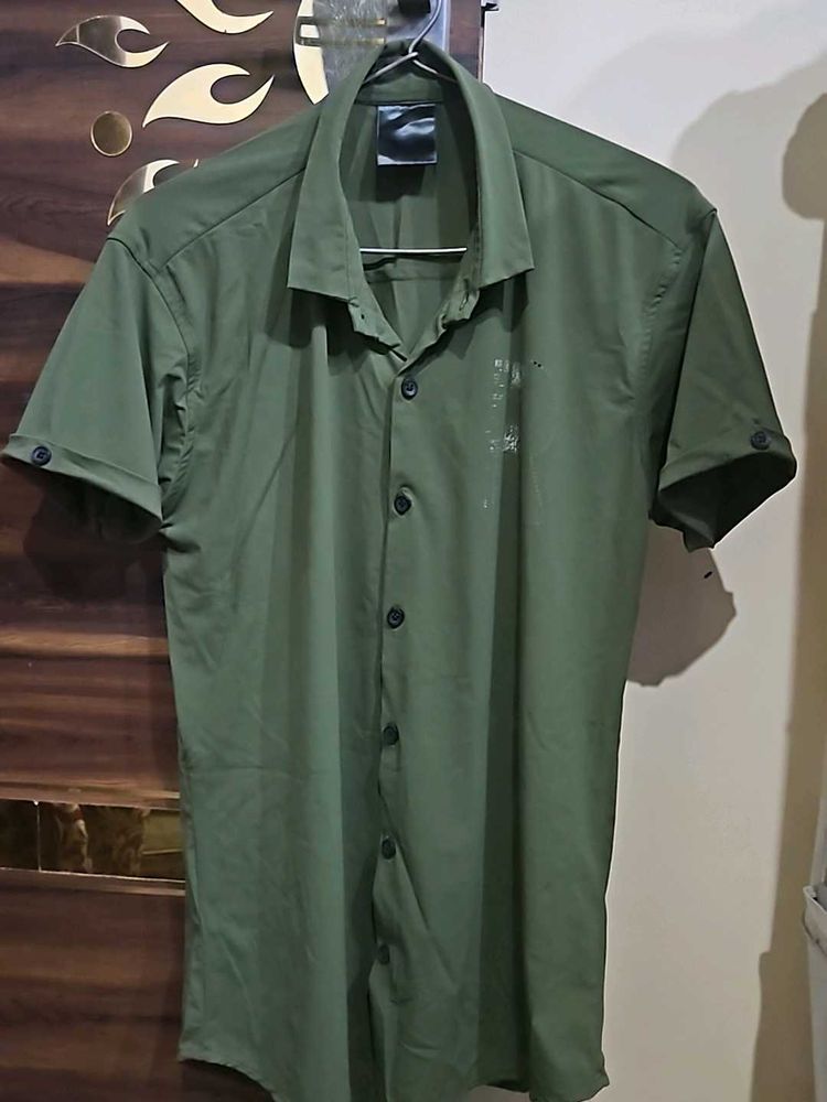 Green Half Sleeve Shirt In Good Condition