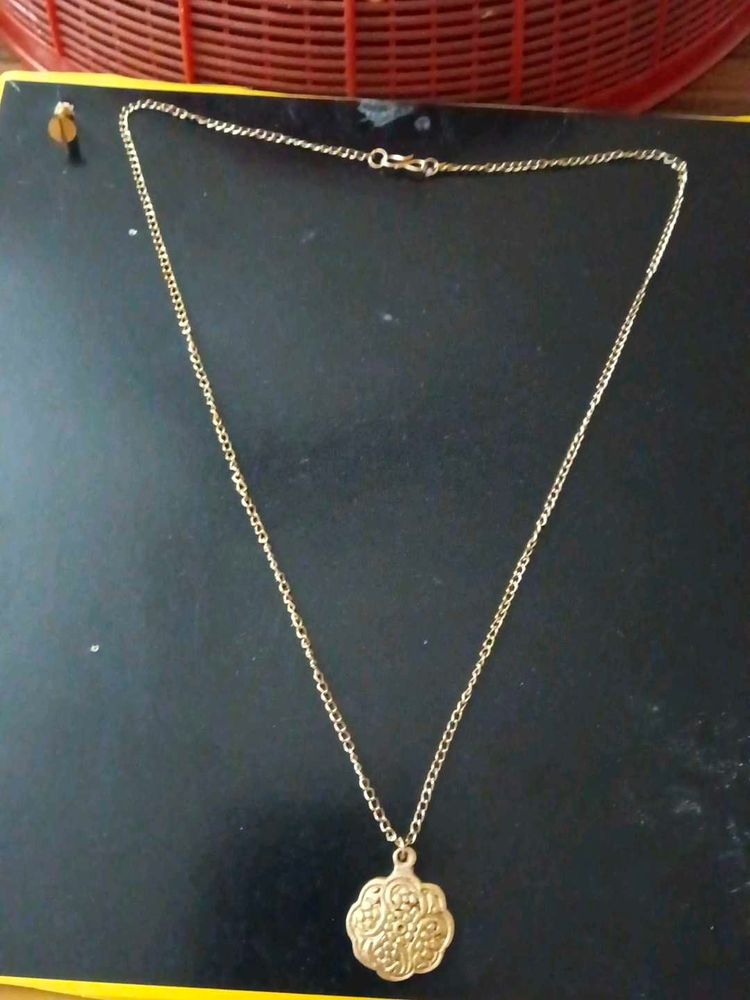 Elegant Gold Tone Pendant Necklace