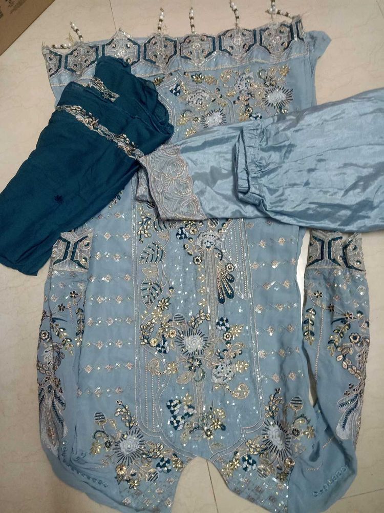 Embroidered Pakistani suit