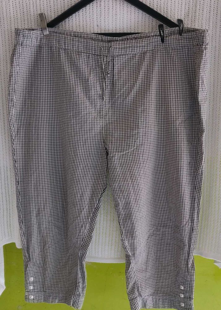 Checked Capri Pants