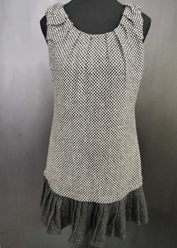 Chic Sleeveless Dress with Ruffled Hem