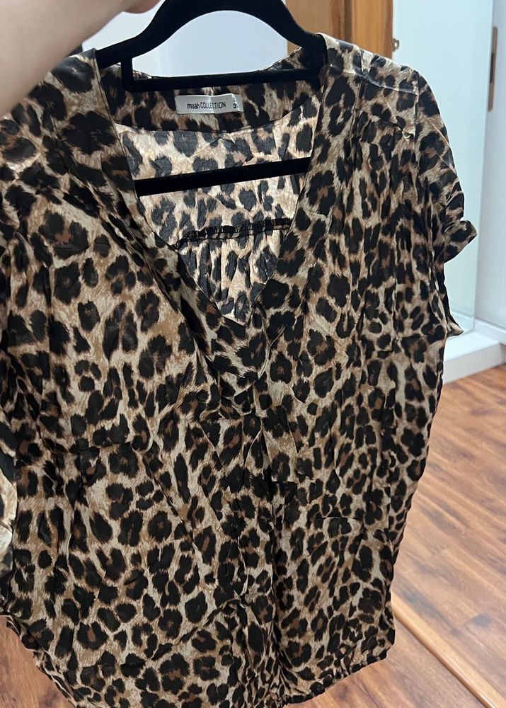 Stylish Leopard Print V-Neck Top