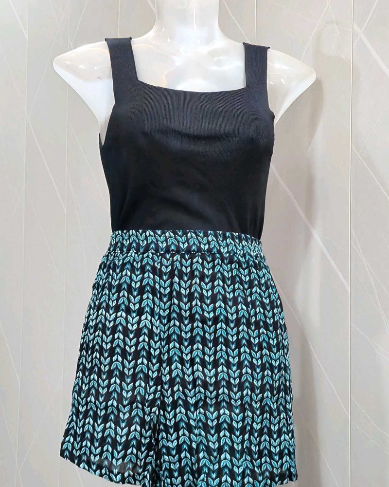 Stylish Black &amp; Blue Leaf Print Shorts