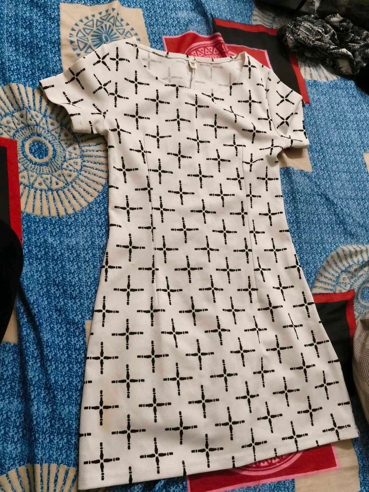 Stylish White &amp; Black Geometric Print Dress