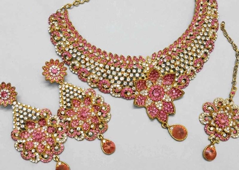 Exquisite Pink &amp; Crystal Necklace Set