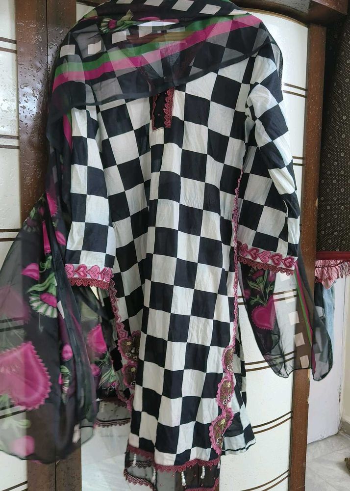 Stylish Black &amp; White Checkered Kurta Set