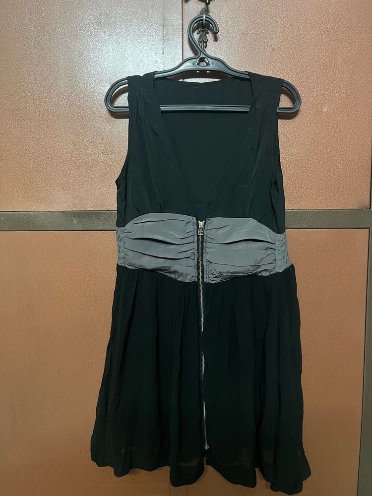 Sleeveless V-Neck Black Dress