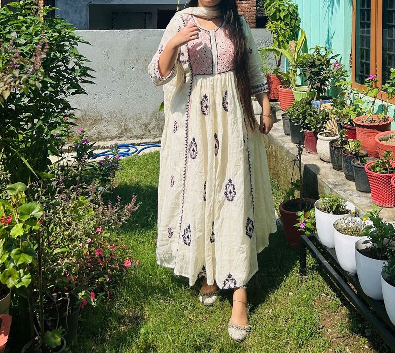 Elegant Cream Kurta Set with Embroidery