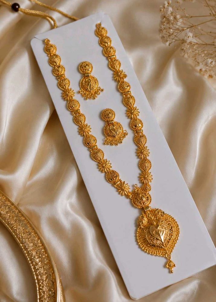 Elegant Gold Necklace and Earring Set