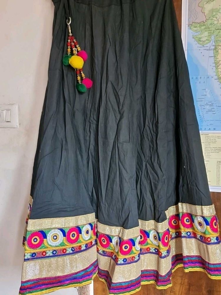 BLACK LEHNGA AND HEAVY BORDER WORK