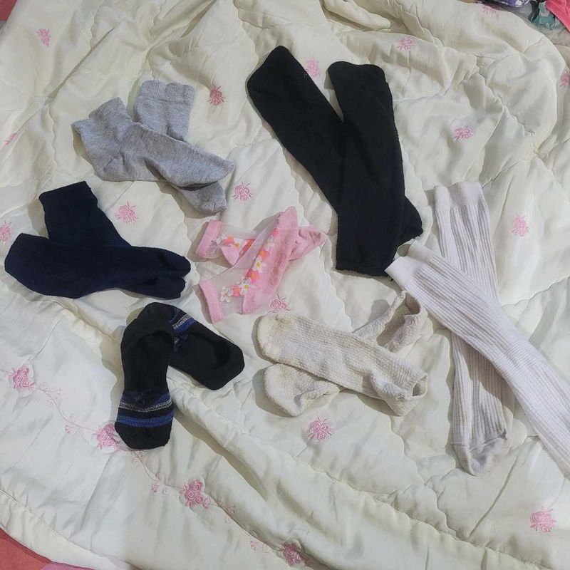 5 pair of socks ad two handkerchief, sneaker