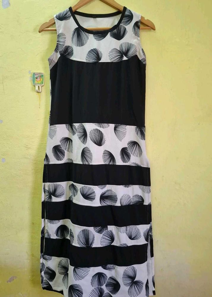Sleeveless Black &amp; White Print kurti