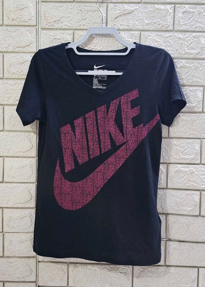Nike Women’s DNA V-Neck Graphic T-Shirt