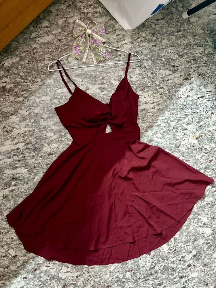 Chic Burgundy Cut-Out Midi Dress