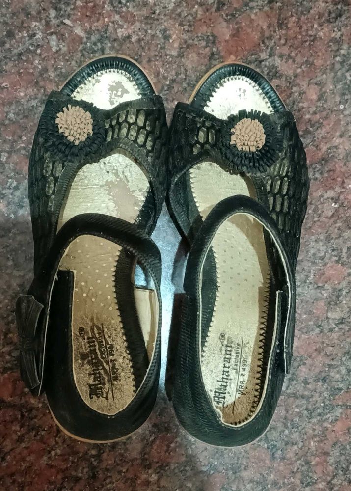 Stylish Black Sandals with Flower Detail
