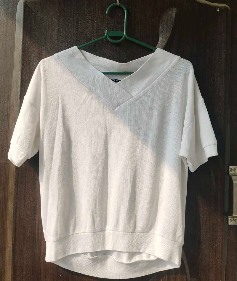 Comfortable White V-Neck Top