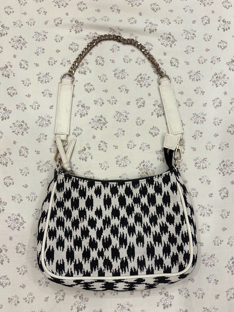 Chic Black &amp; White Shoulder Bag