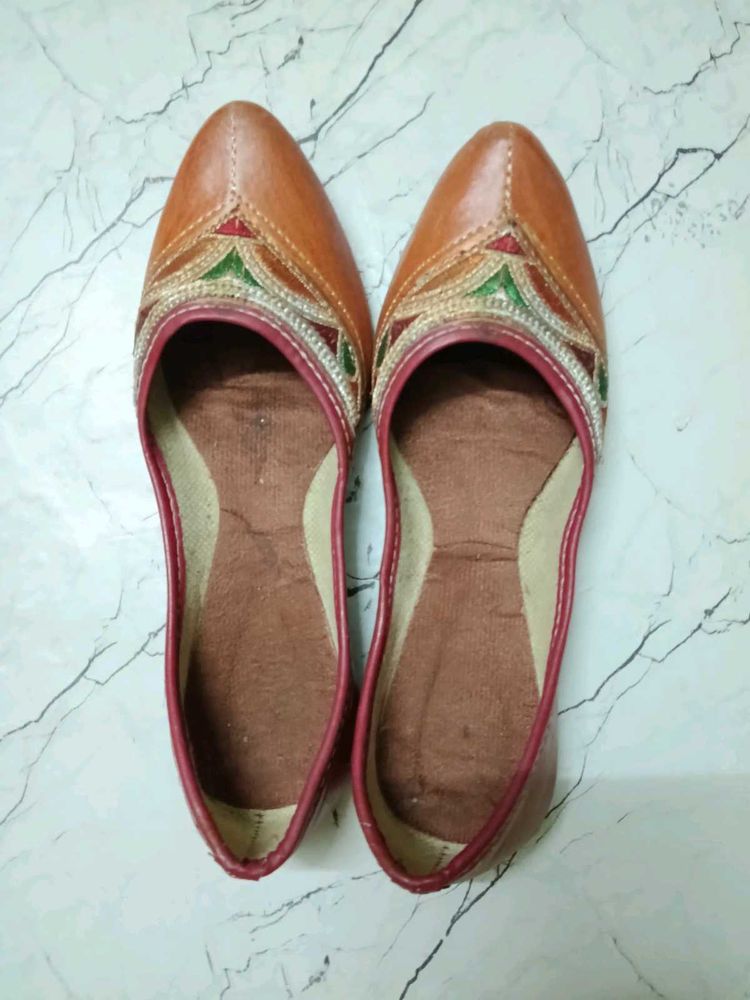 Ethnic Tan Juttis