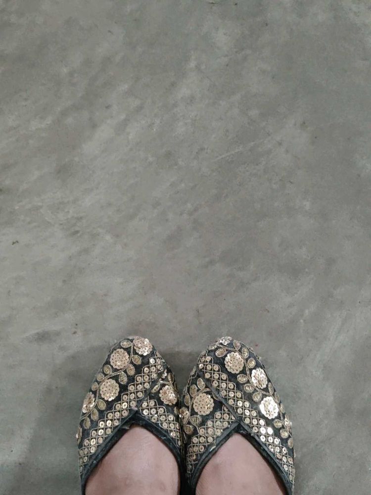 Embellished Juttis/Mojaris