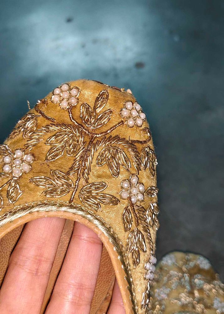 Golden Embroidered Jutti