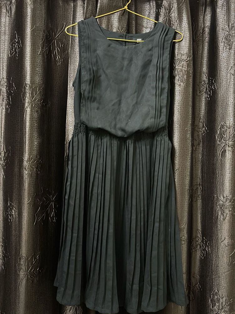 Elegant Black Pleated Midi Dress