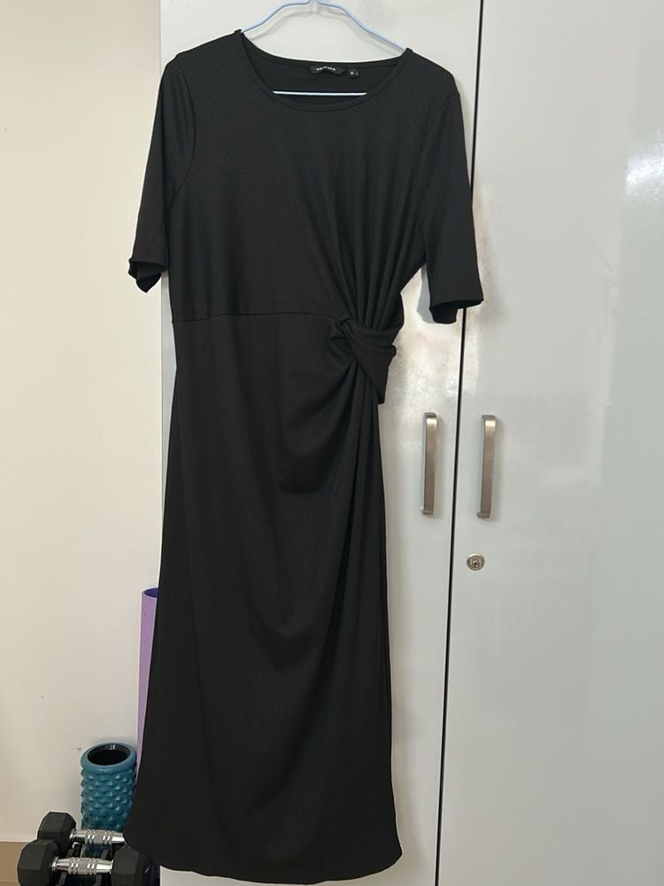 Chic Black Midi Dress with Knot Detail