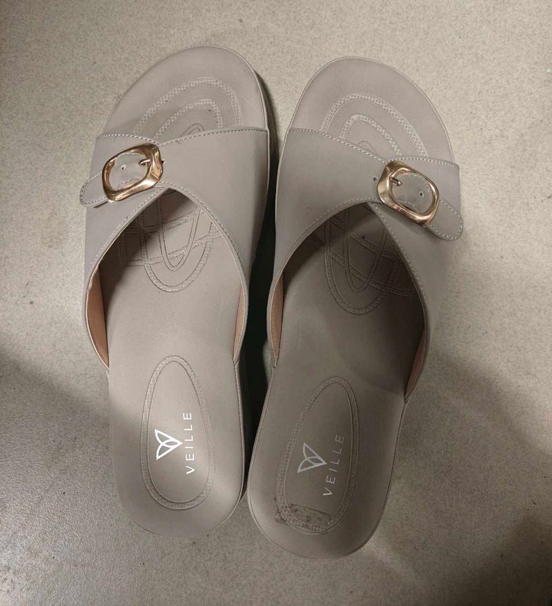 VEILLE Women's Grey Buckle Sandals