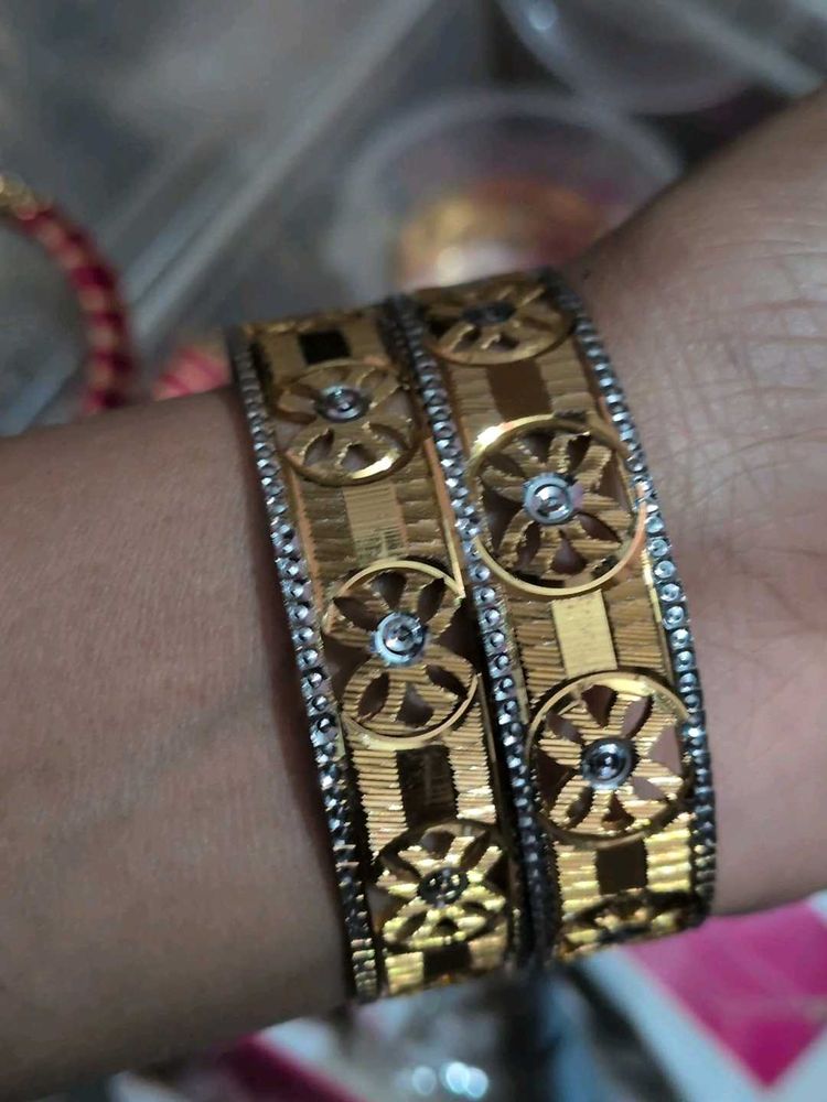 Elegant Gold Tone Bangle Set