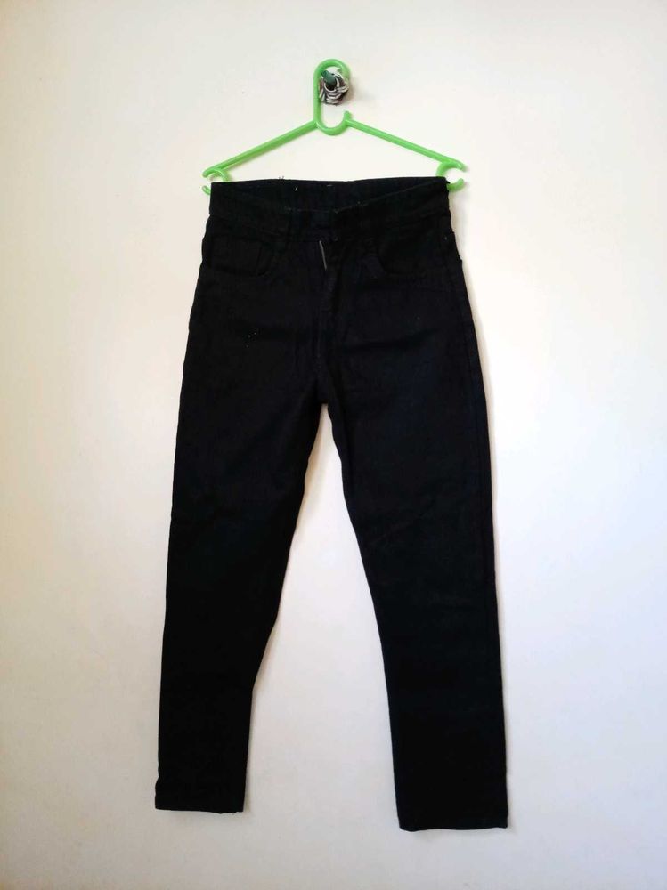 Premium cotton slim-fit black jean.