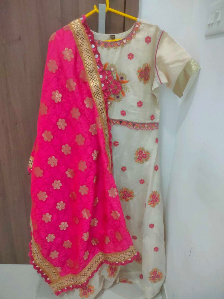 Cream Kurta Set with Pink Dupatta