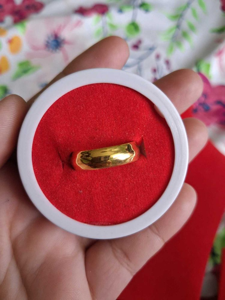 Elegant Gold Band Ring