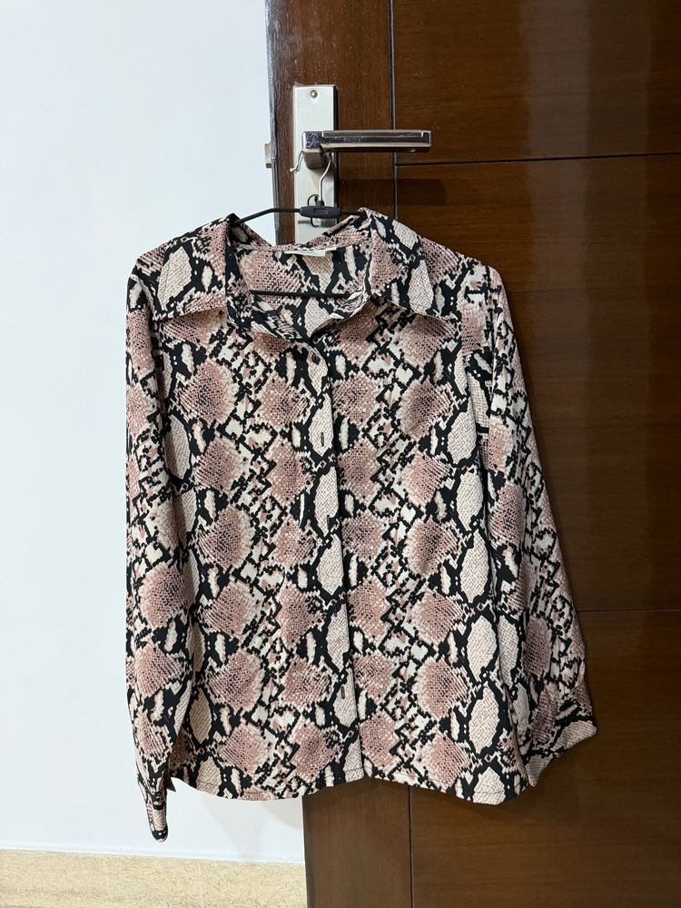 (S) Snake Print Collared Button-Up Shirt