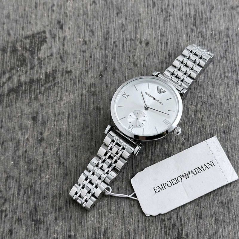 Emporio Armani 🆕 Grey Dail ladies' watch features
