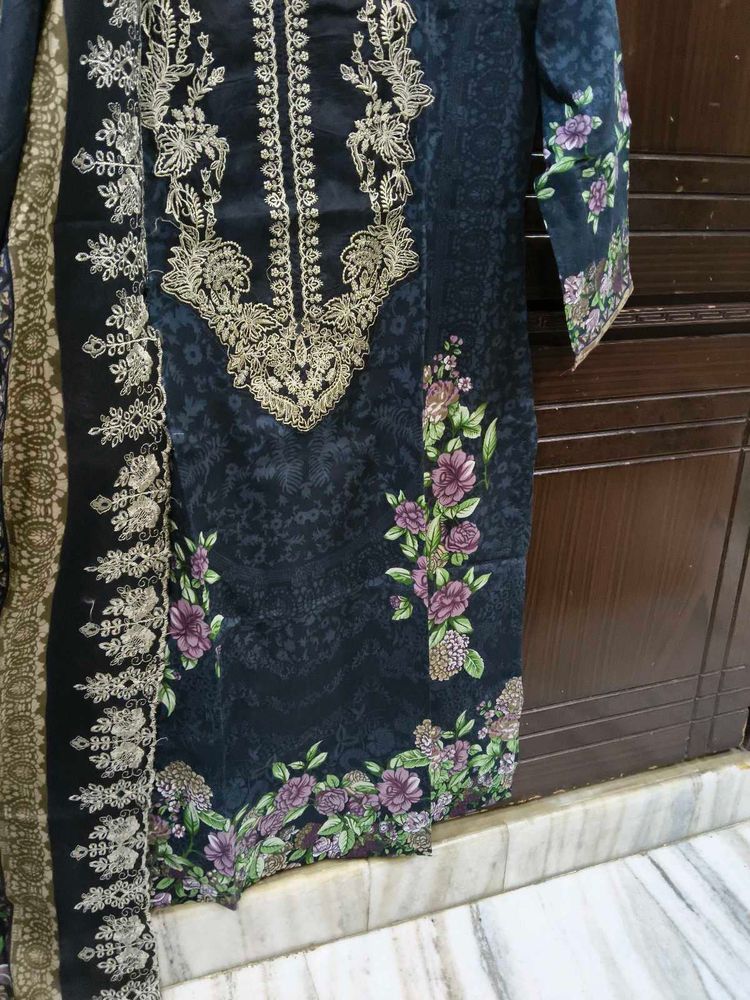 Elegant Black Kurta with Floral Embroidery