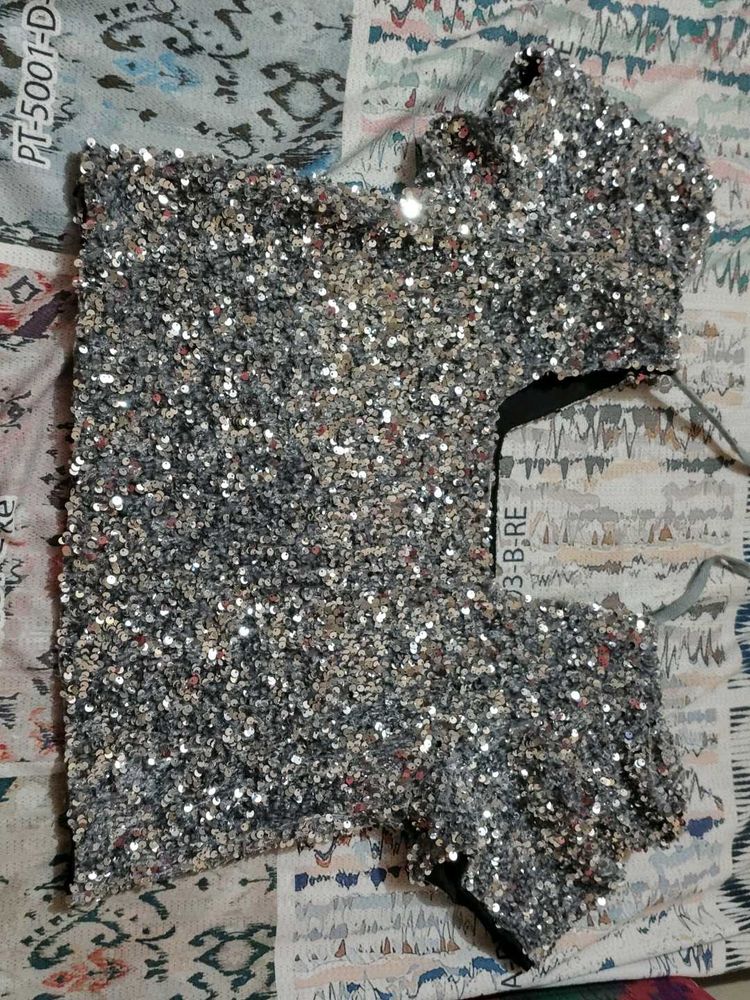 Sparkling Sequin Blouse with puffed sleeves