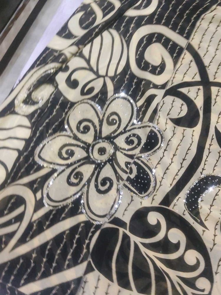 Elegant Saree with Floral Design cream and black