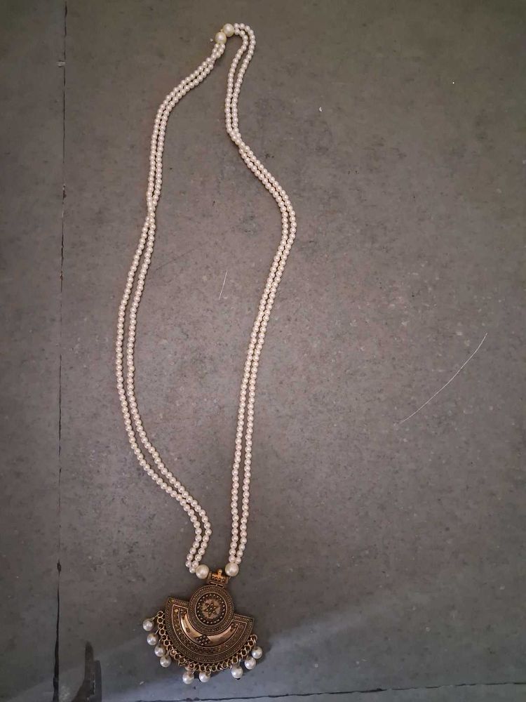 Elegant Pearl Necklace with Pendant