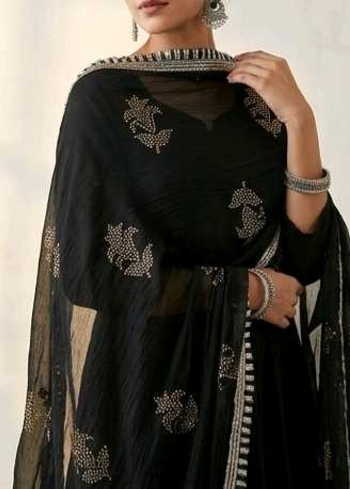 Beautiful dupatta, classy, and full of shimmer!😻