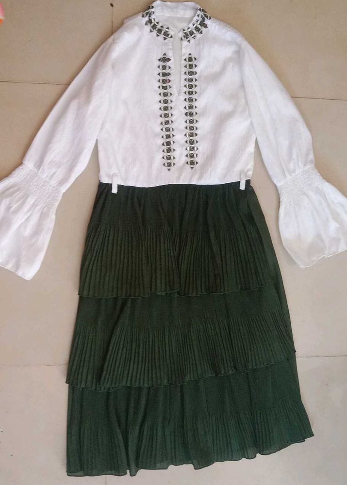Elegant White &amp; Green Tiered Kurta