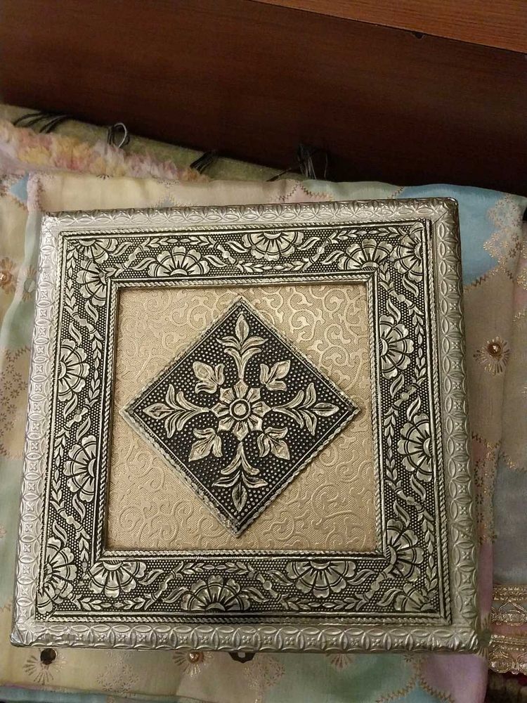 Compact decorative dry fruit box