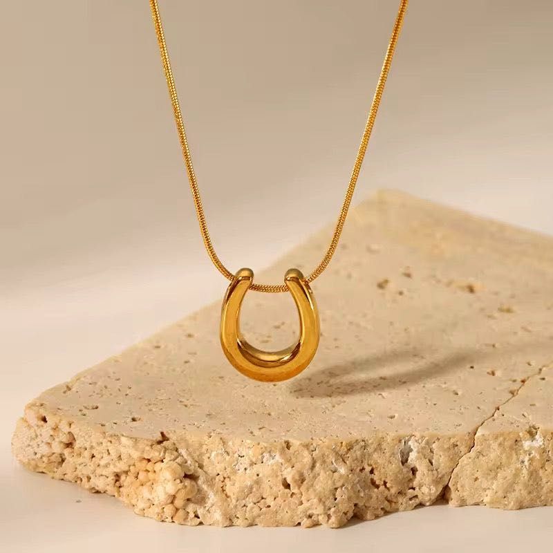 🌟Elegant Gold Horseshoe Neck
