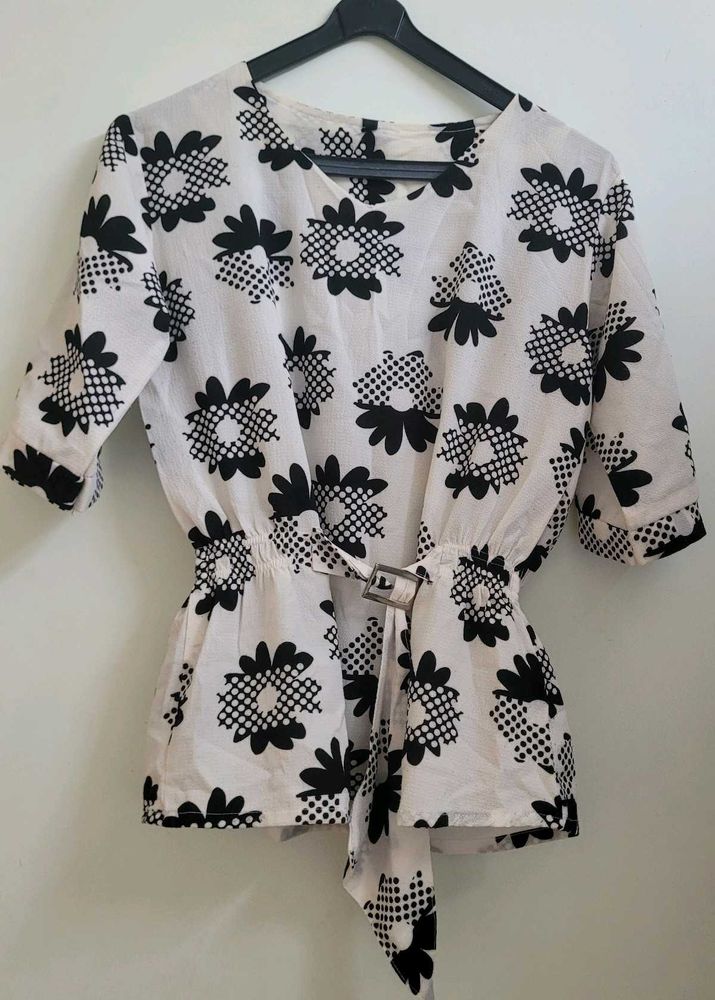 Chic Black &amp; White Floral Top