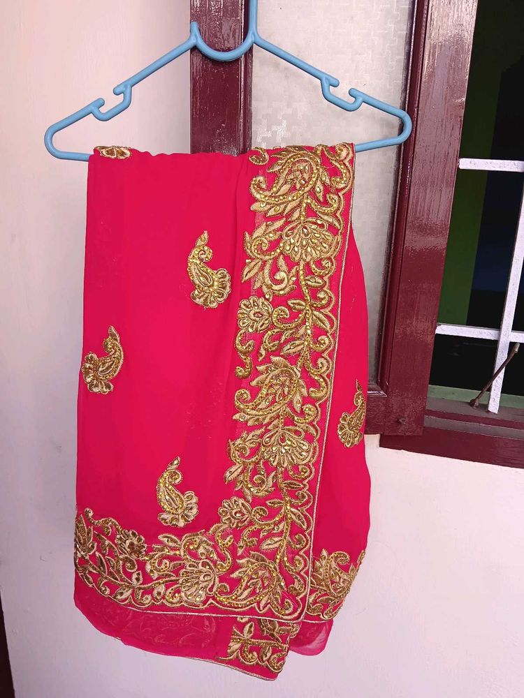 offer🥳🥳🥳😍Vibrant Embroidered Pink Saree
